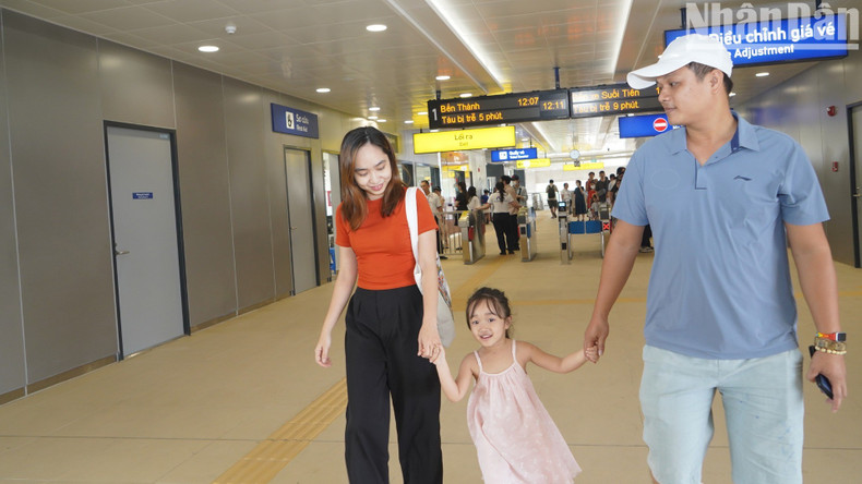 The family of Nguyen Vuong from Tan Binh District shares their excitement over their first metro ride.