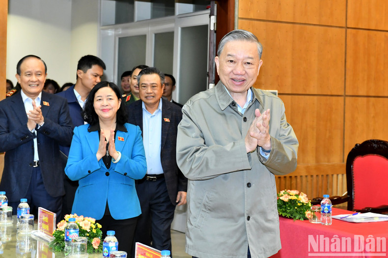 General Secretary To Lam and Hanoi leaders at the meeting.