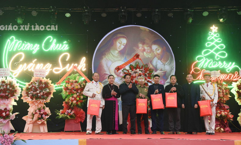 PM Pham Minh Chinh presents gifts to the Catholic priests and laypeople of Lao Cai Parish.