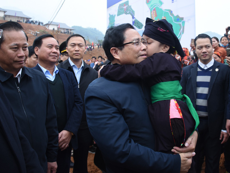 PM Pham Minh Chinh and a little girl whose relatives were killed in the flash flood.