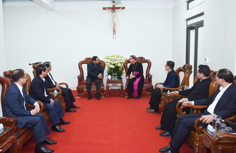 PM Pham Minh Chinh extends his Christmas greetings to Hung Hoa Diocese Bishop Hoang Minh Tien and the priests of Lao Cai Parish.