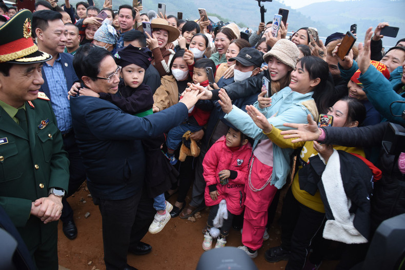 PM Pham Minh Chinh visits the residents in the Lang Nu Village resettlement area.
