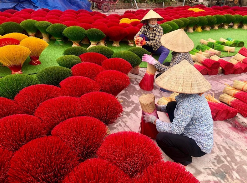 Making incense in Quang Phu Cau Village, Ung Hoa District.