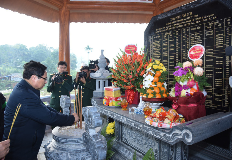 PM Pham Minh Chinh offers incense to those killed by natural disasters in Lang Nu Village.