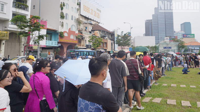 According to the operator, the line’s 14 stations would not open until 10am but, many gathered at the entrances to Ben Thanh Station from the early morning to wait for the launch of the service.