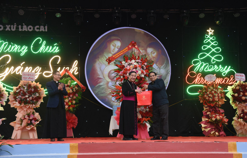PM Pham Minh Chinh presents gifts to Hung Hoa Diocese Bishop Hoang Minh Tien.