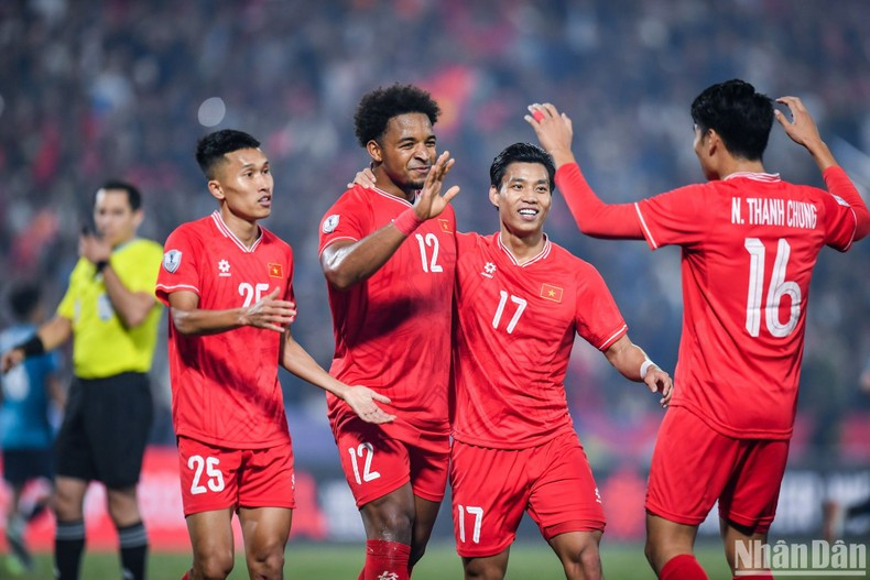 Xuan Son celebrates with his teammates after the second goal. (Photo: Thanh Dat) Xuan Son celebrates with his teammates after the second goal. (Photo: Thanh Dat)