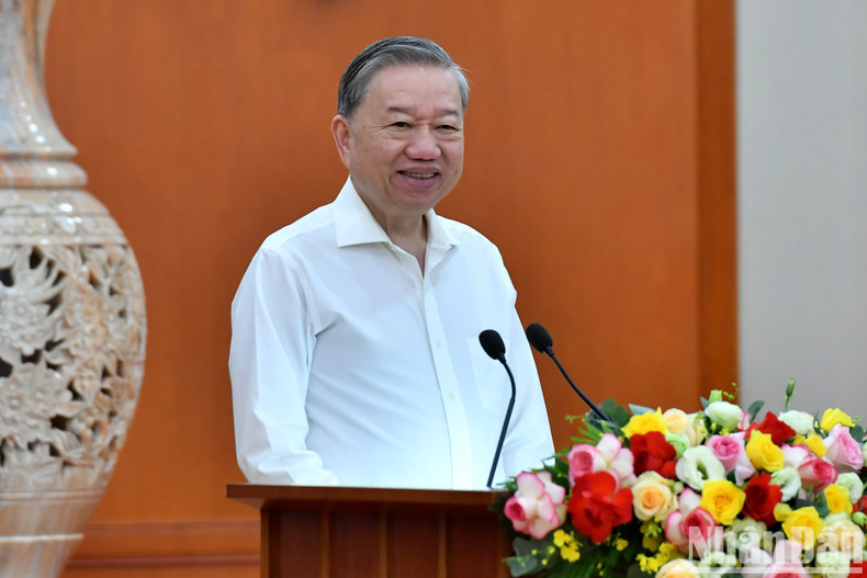 General Secretary To Lam speaks at the meeting.