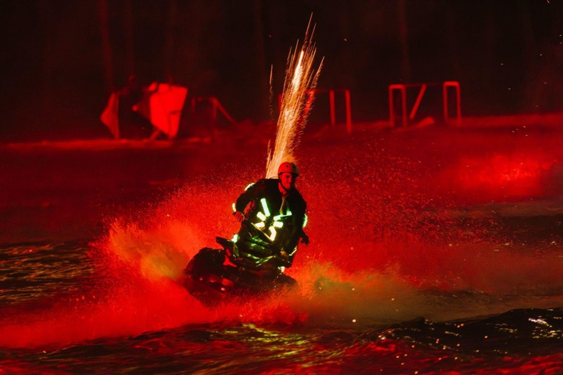 The high-speed jet skis serve as mobile launching platforms, weaving patterns of fireworks across Phu Quoc’s night sky. The high-speed jet skis serve as mobile launching platforms, weaving patterns of fireworks across Phu Quoc’s night sky.
