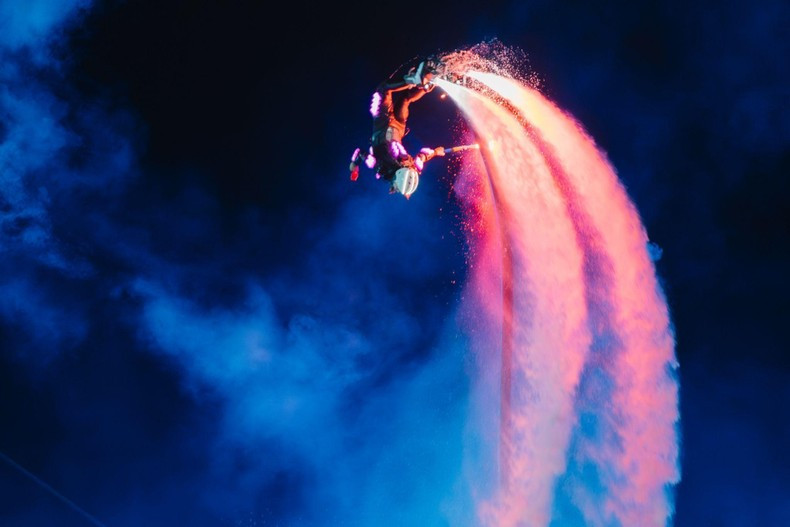 The “iron men” demonstrate their masterful aerial acrobatics skills. The “iron men” demonstrate their masterful aerial acrobatics skills.