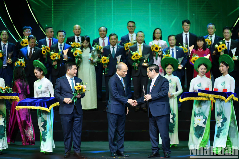 PM Pham Minh Chinh presents the awards to outstanding brands.