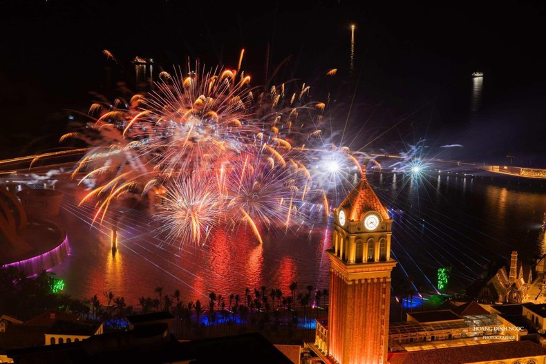 Water fireworks create a garden of light on the ocean. Photo: Hoang Dinh Ngoc Water fireworks create a garden of light on the ocean. Photo: Hoang Dinh Ngoc