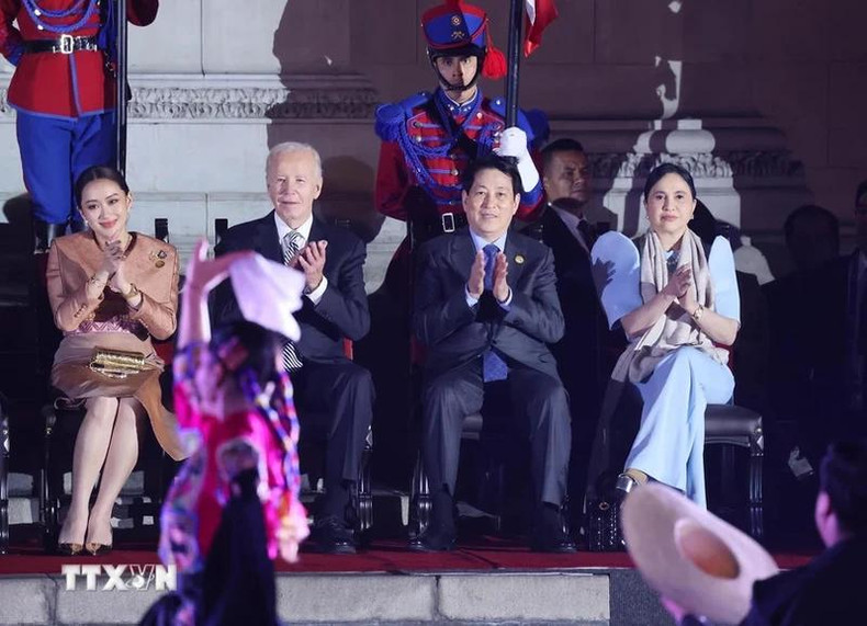 President Luong Cuong and other APEC leaders enjoy an art programme at the banquet.