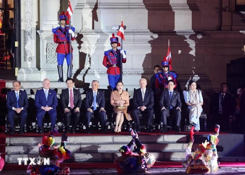 President Luong Cuong and other APEC leaders enjoy an art programme at the banquet.