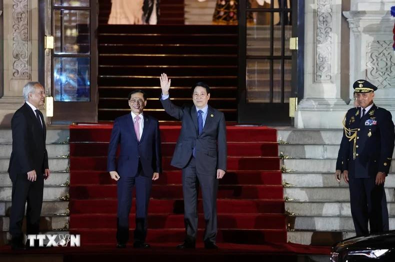 President Luong Cuong and Deputy PM cum Foreign Minister Bui Thanh Son arrive at the banquet for APEC leaders.