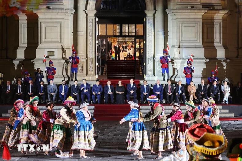 President Luong Cuong and other APEC leaders enjoy an art programme at the banquet.