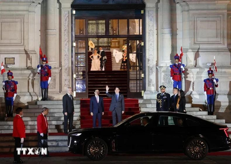 President Luong Cuong and Deputy PM cum Foreign Minister Bui Thanh Son arrive at the banquet for APEC leaders.