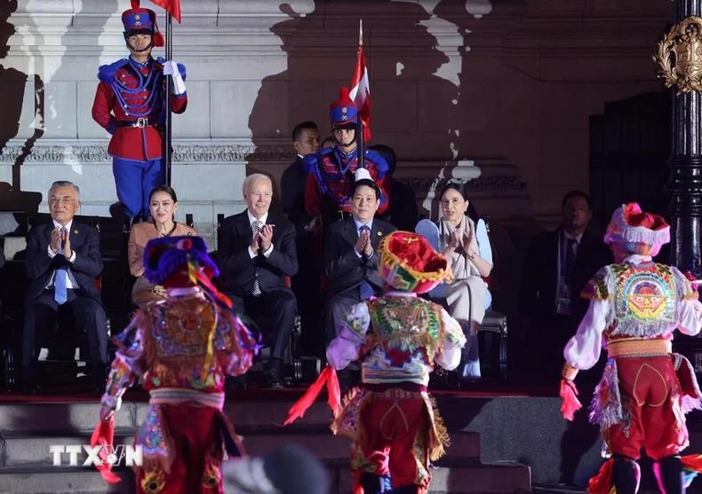 President Luong Cuong and other APEC leaders enjoy an art programme at the banquet.