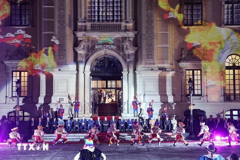 APEC leaders enjoy a welcome art performance.