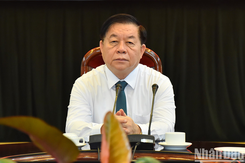 Head of the Central Commission for Communication and Education Nguyen Trong Nghia at the working session with Nhan Dan Newspaper.