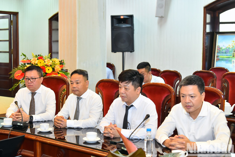 Nhan Dan Editor-in-chief Le Quoc Minh and other newspaper leaders at the working session.