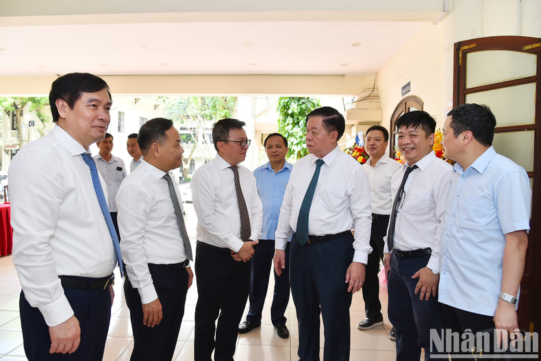 Head of the Central Commission for Communication and Education Nguyen Trong Nghia discusses with Nhan Dan Editor-in-chief Le Quoc Minh and other Nhan Dan leaders on the sidelines of the working session.