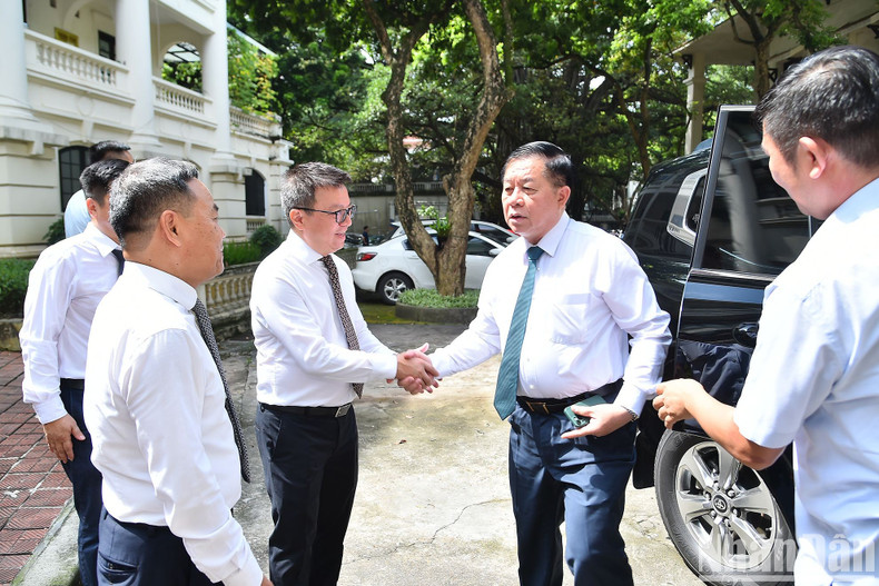 Nhan Dan Editor-in-chief Le Quoc Minh and his deputies welcome Head of the Central Commission for Communication and Education Nguyen Trong Nghia.