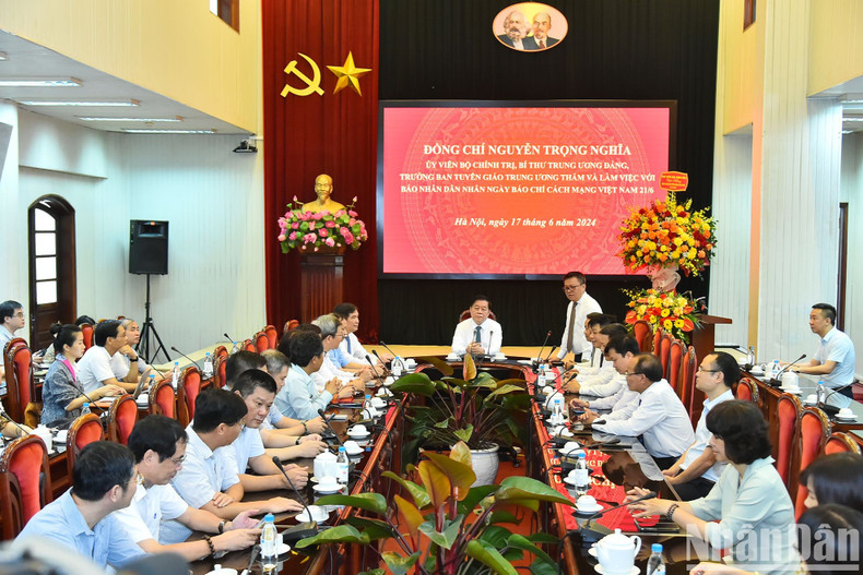 An overview of the working session between Head of the Central Commission for Communication and Education Nguyen Trong Nghia and Nhan Dan Newspaper.