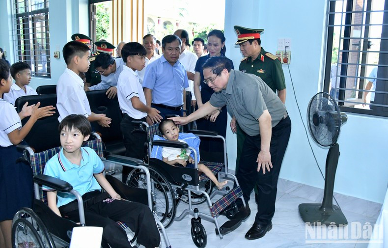 Prime Minister Pham Minh Chinh visits the Quang Binh centre for social welfare. (Photo: VNA) Prime Minister Pham Minh Chinh visits the Quang Binh centre for social welfare. (Photo: VNA)