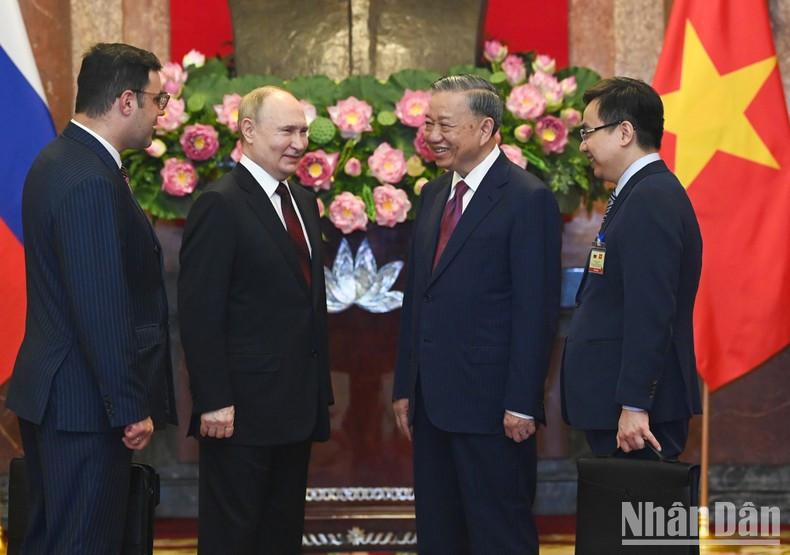 An exchange between Vietnamese President To Lam and Russian President Vladimir Putin before the talks.