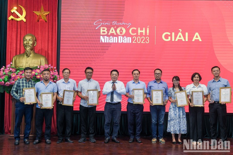 The presentation of the 2023 Nhan Dan Press Awards.