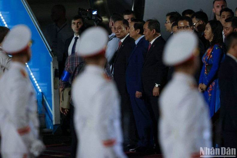 At Noi Bai International Airport, Russian President Vladimir Putin is welcomed by Head of the Central Commission for External Relations Le Hoai Trung, Deputy Prime Minister Tran Hong Ha, Chairman of the Presidential Office Le Khanh Hai, Chairman of the Hanoi People’s Committee Tran Sy Thanh and Vietnamese Ambassador to Russia Dang Minh Khoi.