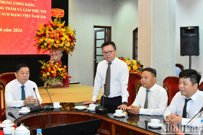 Nhan Dan Editor-in-chief Le Quoc Minh speaks at the working session.