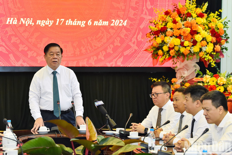 Head of the Central Commission for Communication and Education Nguyen Trong Nghia speaks highly of the communication work conducted by Nhan Dan Newspaper, especially its special coverage to mark the 70th anniversary of the Dien Bien Phu Victory.