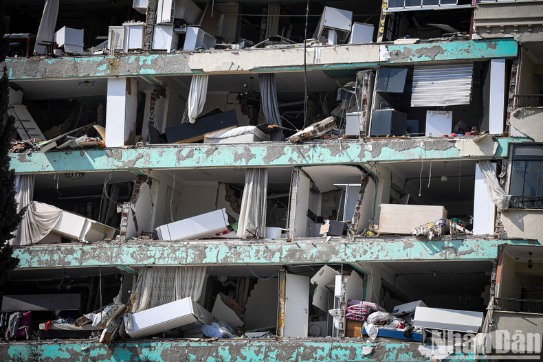 Beds, blankets and mattresses in the ruins are a reminder of a normal life in Hatay just two weeks ago. Beds, blankets and mattresses in the ruins are a reminder of a normal life in Hatay just two weeks ago.