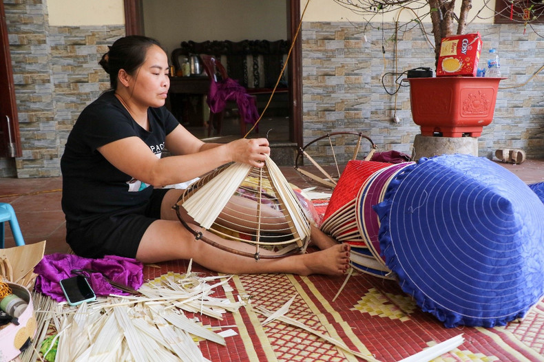 In addition to the traditional conical hats, local craftspeople also make modern silk hats to attract customers. In addition to the traditional conical hats, local craftspeople also make modern silk hats to attract customers.