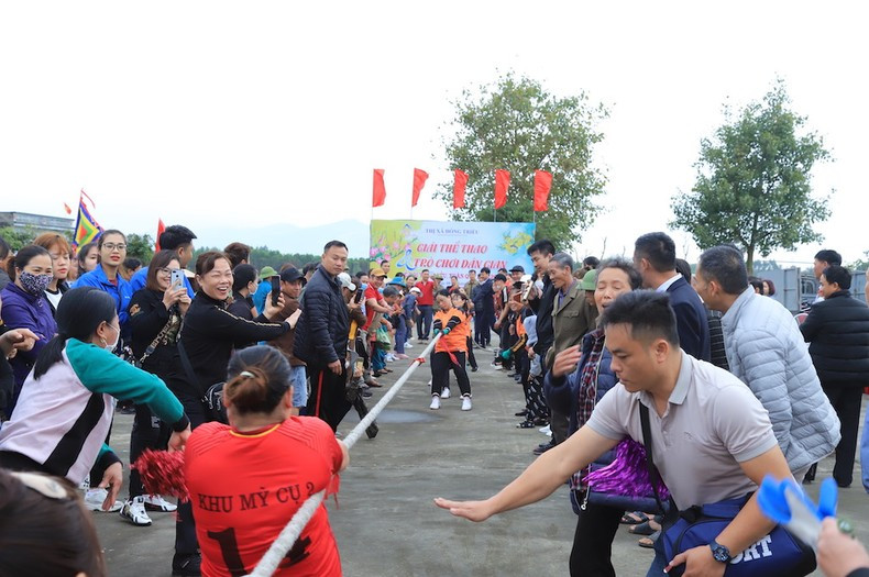 A tug-of-war game at the festival.