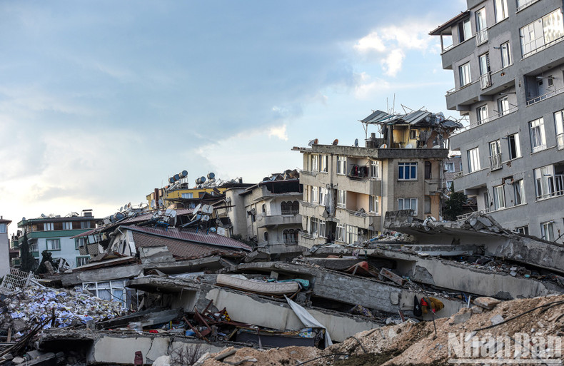 Not only did high buildings collapse, lower houses did not survive the earthquake either. It is estimated that more than 12,000 houses in Turkey crumbled in the earthquake due to poor construction quality and lax regulations. Not only did high buildings collapse, lower houses did not survive the earthquake either. It is estimated that more than 12,000 houses in Turkey crumbled in the earthquake due to poor construction quality and lax regulations.