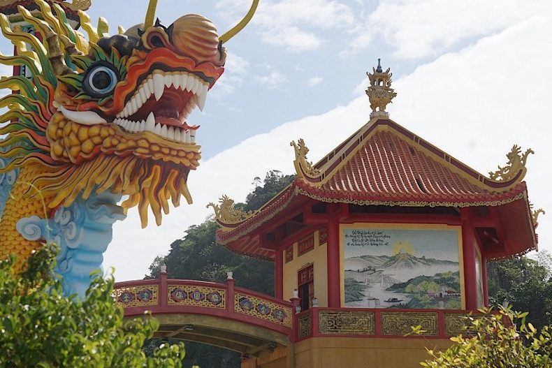 A corner of the pagoda with the porcelain mosaic.