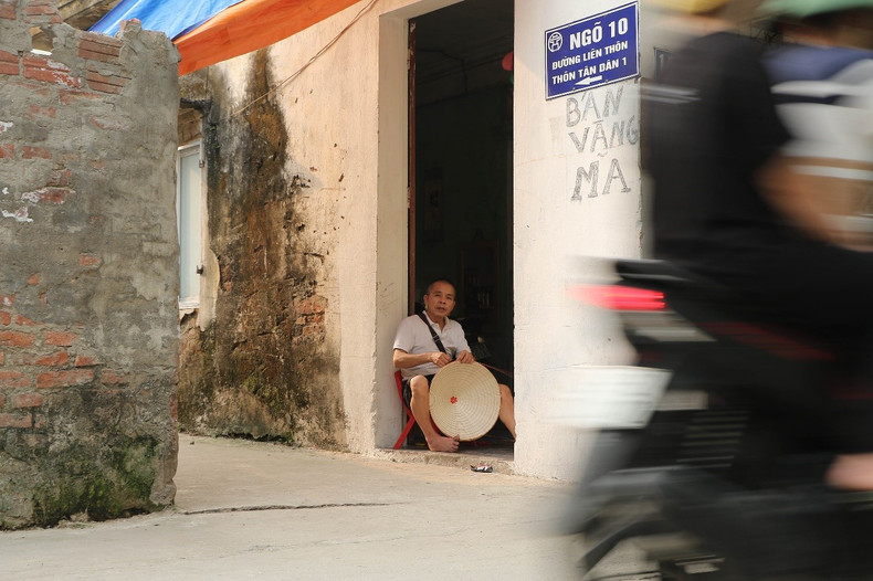 The people in the village are mostly long-time hat makers. For them, hat making is a traditional beauty of many generations of families. The people in the village are mostly long-time hat makers. For them, hat making is a traditional beauty of many generations of families.