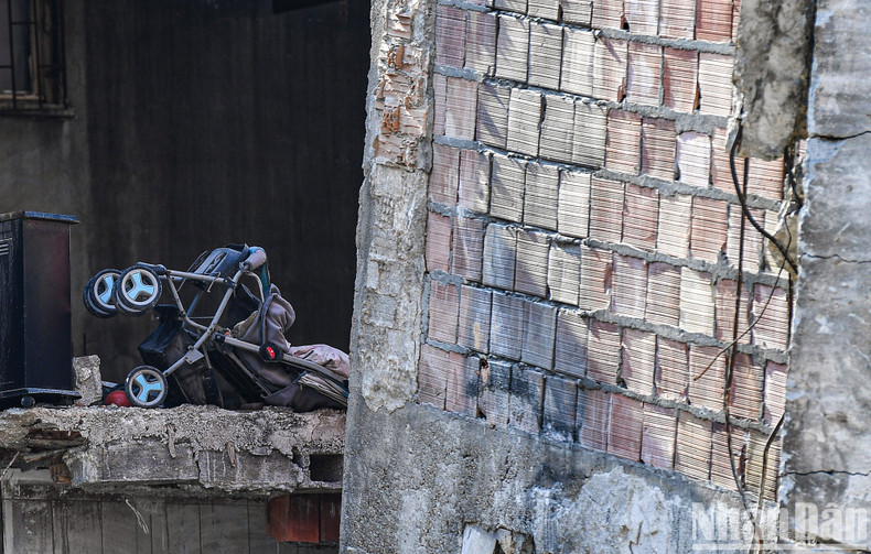 A stroller on the third floor of a damaged house in Kurtulus. Many children were among the victims of the earthquake on February 6. A stroller on the third floor of a damaged house in Kurtulus. Many children were among the victims of the earthquake on February 6.