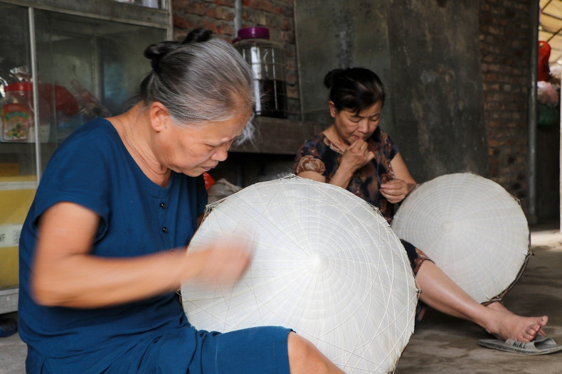 Elderly artisans skilfully and meticulously knit each hat. Elderly artisans skilfully and meticulously knit each hat.