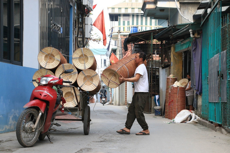 Hats are transported to the workshop for thermal processing before going to the market. Hats are transported to the workshop for thermal processing before going to the market.