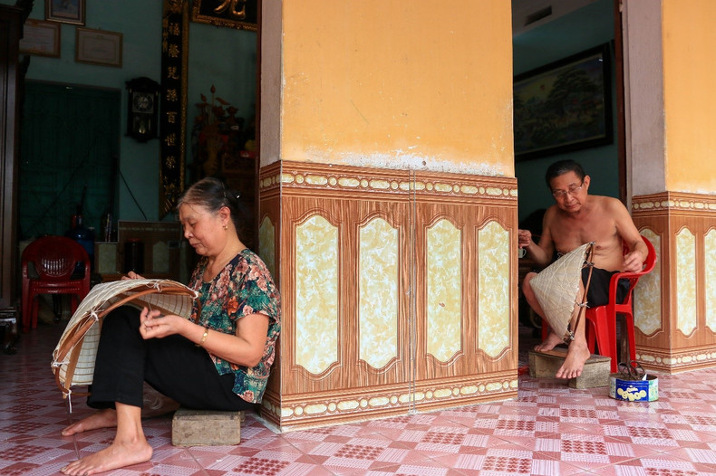 Artisans make hats on front porches. Artisans make hats on front porches.