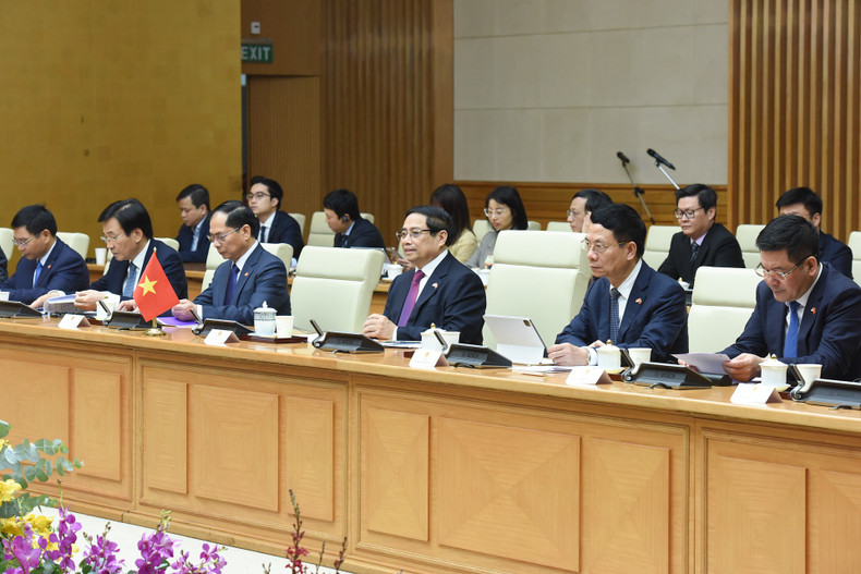 PM Pham Minh Chinh and members of the Vietnamese government at the talks with Singaporean PM Lawrence Wong.