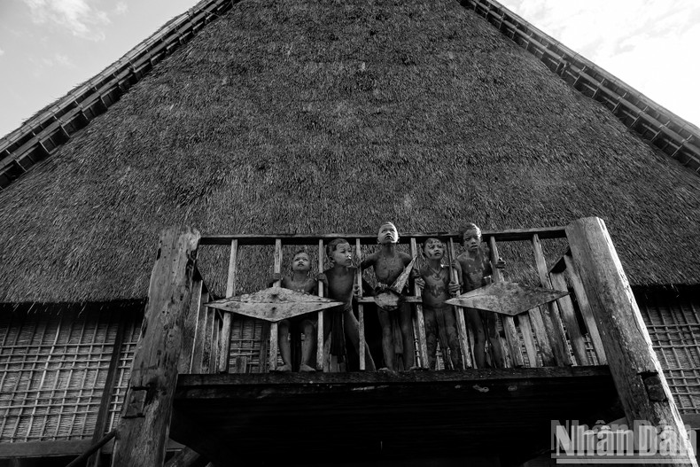 “Mud spirits” typically appear only during the “bo ma” ceremony. The Gia Rai believe these “mud spirits” are embodiments of the deceased returning to the mortal realm, joining in the communal celebration around the burial area. “Mud spirits” typically appear only during the “bo ma” ceremony. The Gia Rai believe these “mud spirits” are embodiments of the deceased returning to the mortal realm, joining in the communal celebration around the burial area.