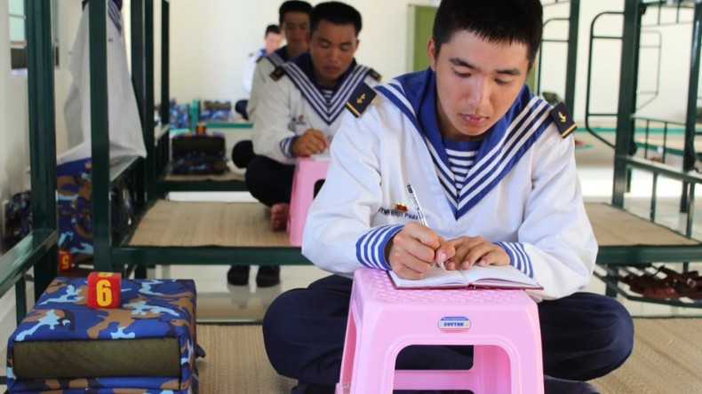 New soldiers maintain the practice of keeping notebooks.