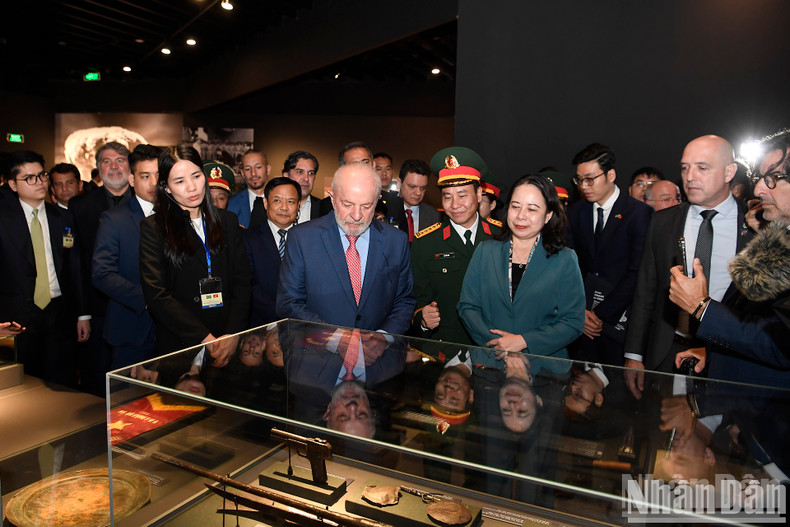Brazilian President Luiz Inacio Lula da Silva learns about Vietnamese history at the museum. Brazilian President Luiz Inacio Lula da Silva learns about Vietnamese history at the museum.