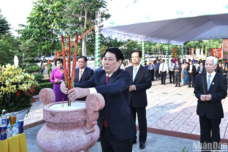 State President Luong Cuong offers incense in tribute to martyrs. State President Luong Cuong offers incense in tribute to martyrs.