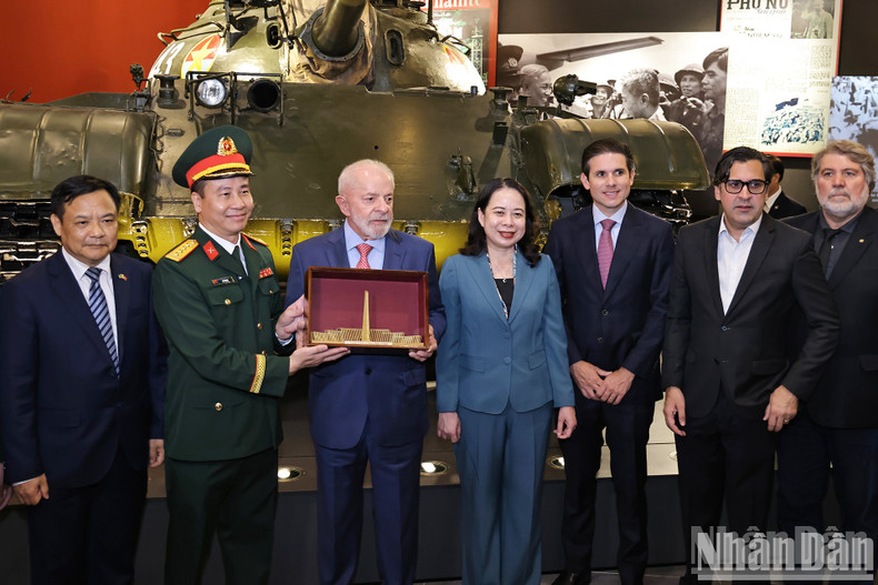 Senior Colonel Le Vu Huy, Director of the Vietnam Military History Museum, presents a souvenir to Brazilian President Luiz Inacio Lula da Silva. Senior Colonel Le Vu Huy, Director of the Vietnam Military History Museum, presents a souvenir to Brazilian President Luiz Inacio Lula da Silva.